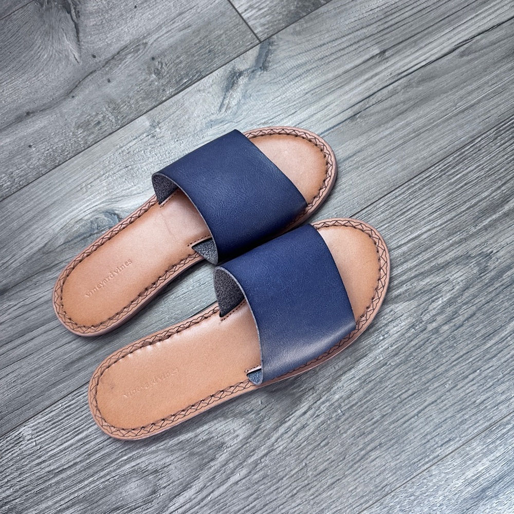 Vineyard Vines Navy and Tan Slide Sandals. Like new